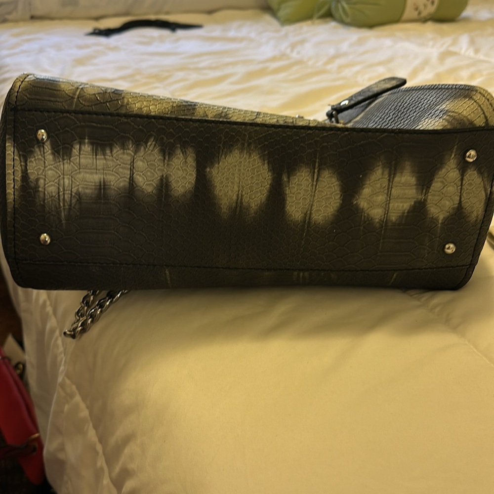 Guess Purse - Picture 4 of 4